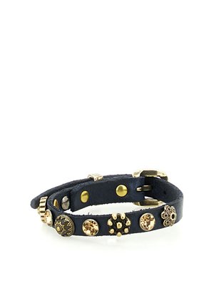 Bracciale avvolgente in pelle nera con borchie color oro, pietre d'ambra rotonde e decorazioni metalliche floreali con fibbia dorata.