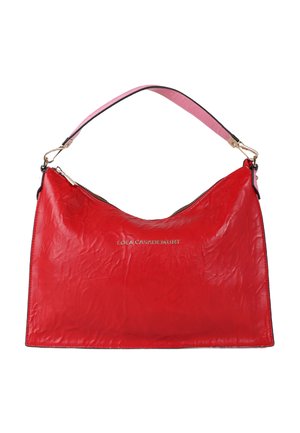 Borsa a spalla in pelle rossa con texture rugosa, tracolla rosa e chiusura con zip. Caratterizzata da un logo dorato sulla parte frontale.