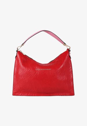 Sac à main en cuir rouge avec une texture froissée, une bandoulière rose et une fermeture éclair. Présente un logo doré sur le devant.