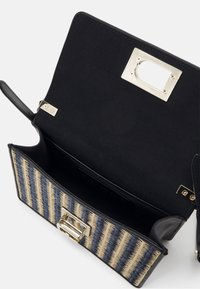 Sac à main rectangulaire ouvert avec intérieur et extérieur noirs tissés en rayures verticales bleu et beige, avec fermoir et détails dorés.