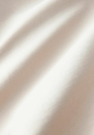Tissu crème avec une texture lisse et un subtil éclat, présentant des plis doux et un motif de tissage uniforme.