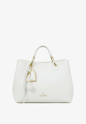 Witte leren handtas met twee bovenhandvatten, goudkleurige hardware, een hartvormige charm en Braccialini-logo op de voorkant.