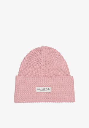 Bonnet rose tricoté avec une texture côtelée, doté d'un revers plié et d'une étiquette blanche de marque cousue à l'avant. Design simple et moderne.