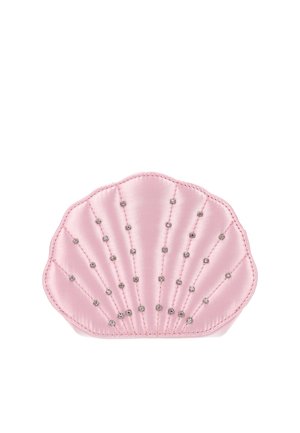 Różowa satynowa kopertówka w kształcie muszli, ozdobiona pionowymi rzędami małych srebrnych ćwieków na białym tle.