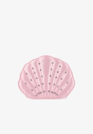 Roze satijnen clutch in de vorm van een schelp, versierd met verticale rijen kleine zilveren studs, op een witte achtergrond.