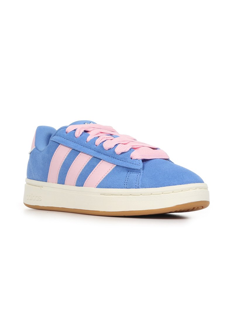 Sneakers blu scamosciati con accenti rosa, dotati di tre strisce rosa, lacci rotondi e suola in gomma bianca. Logo del marchio sul tallone.