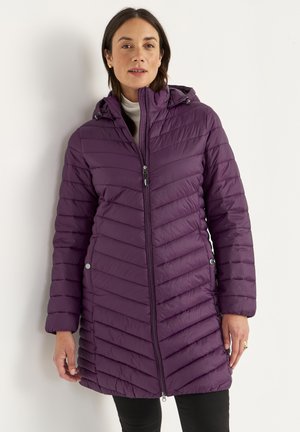 Paarse pufferjas met rits aan de voorkant, chevrongequilt patroon, een afneembare capuchon en drukknoopsluiting bij de taille. Glad, glanzend materiaal.
