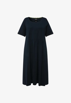 Sinih poluhaljina od mekog materijala, s kratkim uvrnutim rukavima i naboranom strukom za opušteni kroj.