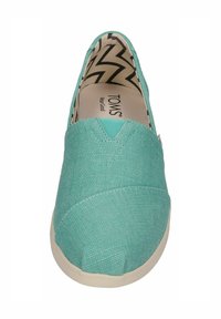 Helle türkisfarbene Leinenschlupfschuhe mit runder Zehenpartie, strukturiertem Obermaterial und kontrastierender Zickzackmuster-Fütterung. Verfügt über eine Gummisohle.