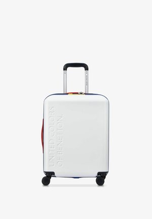 Weißer Hartschalenkoffer mit geprägtem "United Colors of Benetton"-Schriftzug, blauen Akzenten, rotem Seitengriff und vier schwarzen Rollen.