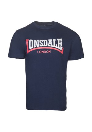 Mørkeblå bomulds T-shirt med rund halsudskæring og korte ærmer, med hvid og rød "Lonsdale London" tekst på forsiden.