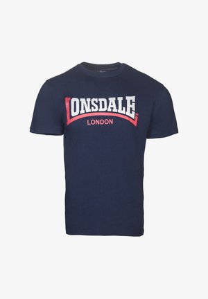 Mørkeblå bomulds T-shirt med rund halsudskæring og korte ærmer, med hvid og rød "Lonsdale London" tekst på forsiden.