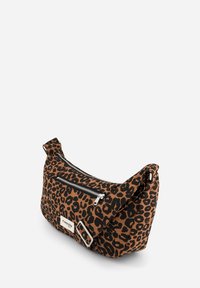 Sac à bandoulière imprimé léopard en toile orange et noire, doté d'une fermeture zippée sur le dessus et d'une sangle réglable avec des accents de métal argenté.