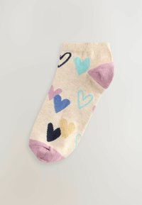 Calcetines hasta la rodilla en color beige con patrones de corazones multicolores. Con detalles en rosa claro en la punta y el talón. Fabricados con un tejido suave y texturizado.