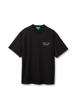 Czarny t-shirt z krótkim rękawem z białym napisem na lewej piersi, który brzmi "Offline is the new luxury" na białym tle.