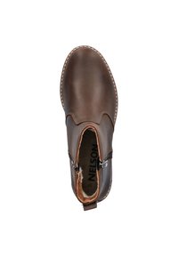 Bruine leren enkellaars met een gladde afwerking, zijritsen en contrasterende witte stiksels langs de zool. De binnenvoering is zacht en gestructureerd.