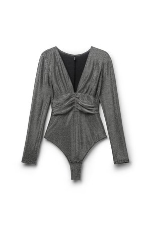Lesklé šedé body s dlouhým rukávem, hlubokým výstřihem do V, zkrouceným detailem vpředu a zapínáním na druky dole. Měkká, strukturovaná látka.