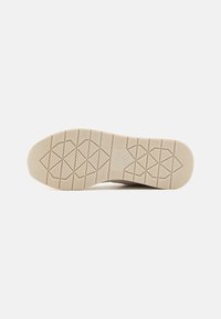 Tamaris Trainers - ivory