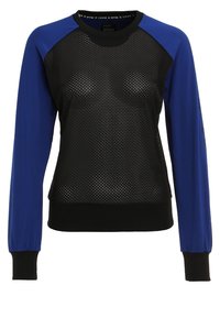 Felpa nera in rete con maniche lunghe blu, scollatura rotonda e polsini a coste. Presenta una vestibilità rilassata e un motivo di ventilazione su tutta la superficie.