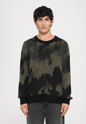 Strickpullover mit Camouflage-Muster in Dunkelgrün und Schwarz. Rundhalsausschnitt, lange Ärmel, gerippte Bündchen und Saum. Weiche Textur.