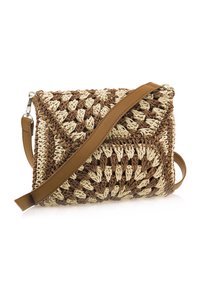 Gewebte Handtasche mit einem braunen und cremefarbenen Muster, mit strukturiertem Finish und einem Schulterriemen aus braunem Leder. Kompakte rechteckige Form.