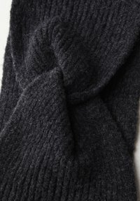 Diadema de lana negra de punto con un patrón de ribete texturizado y un diseño trenzado en la parte delantera. Apariencia suave, gruesa y acogedora.