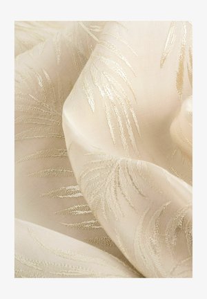 Beige stof med prægede blomsterformer i lysere nuancer, der har en glat tekstur og en subtil glans. Blødt drapering er tydeligt.