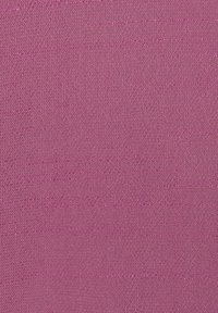 Textielstaal in levendig magenta, met een gladde, geweven textuur en een subtiele glans, evenals fijne, consistente lijnen overal.