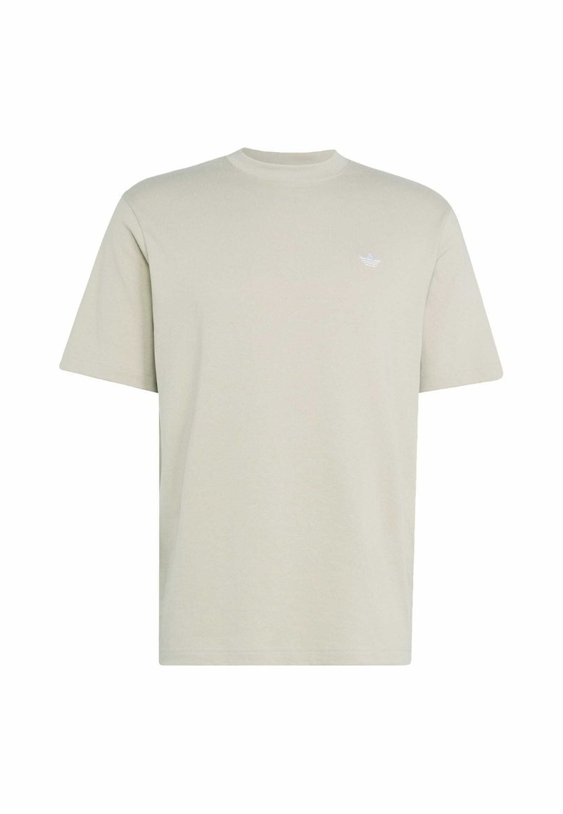 Lys beige t-shirt med korte ærmer og rund halsudskæring med lille hvid Adidas-logo på venstre bryst, ensfarvet front, afslappet stil.