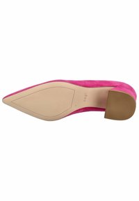 Scarpa con tacco alto in suede rosa, punta affusolata, suola in gomma e tacco strutturato. Presenta una superficie morbida e una parte inferiore liscia beige.