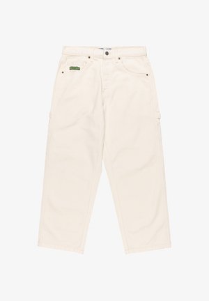Pantalons taille large de couleur crème en coton durable, dotés de cinq poches, d'une fermeture à bouton et d'une étiquette de marque verte à l'avant.