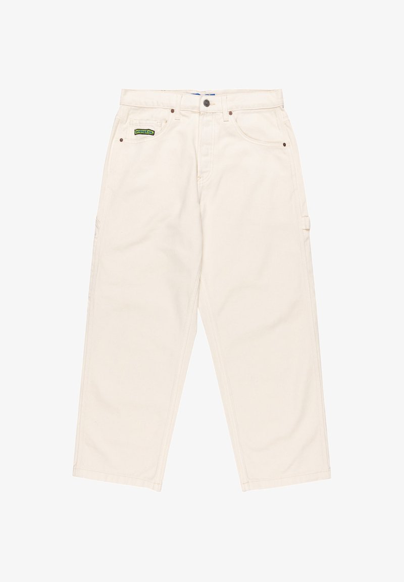 Pantalones de pierna ancha color crema, fabricados en algodón duradero, que cuentan con cinco bolsillos, un cierre de botón y una etiqueta de marca verde en la parte delantera.