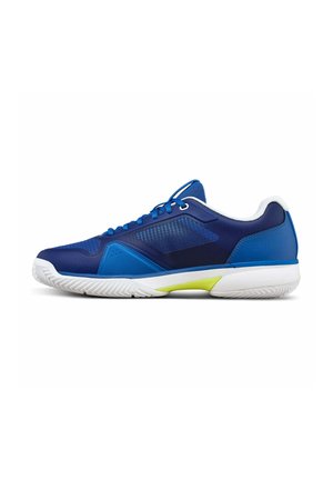 Zapatilla deportiva de corte bajo en tonos azules con suela blanca y acento amarillo, con cordones y paneles laterales texturizados, mostrada desde el lado exterior.