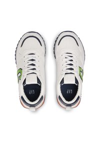 Weiße Sportschuhe mit perforiertem Obermaterial, marineblauen Akzenten, grünem Logo und strukturiertem marineblauen Sohlen. Mit kontrastierenden orangen Details an der Ferse.