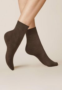 Braune Knöchelsocken mit einer weichen, glatten Textur und einem gerippten Bund. Sie haben eine Höhe über dem Knöchel und passen eng an.