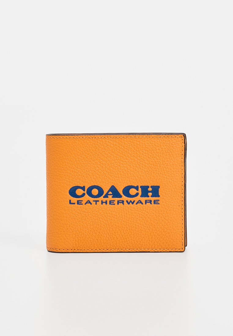 Oranges Lederportemonnaie mit strukturiertem Oberflächen, blauem "COACH LEATHERWARE"-Logo auf der Vorderseite und kontrastierendem schwarzen Nähten.