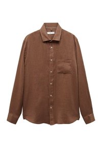 Chemise marron à manches longues en tissu texturé, avec un col à boutons, une poche poitrine unique et une fermeture à boutons sur le devant.
