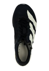 Scarpa da ginnastica nera con upper testurizzato, caratterizzata da strisce bianche. Include un design leggero, chiusura con lacci e colletto imbottito.