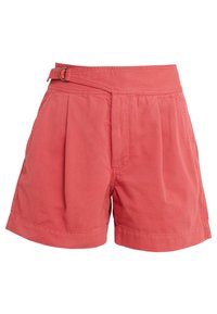 Shorts rosa corallo con vita cinturata, caratterizzati da pieghe, tasche laterali e una texture liscia in cotone. L'orlo termina appena sopra il ginocchio.