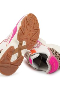 Zapatilla rosa, blanca y naranja con acentos de estampado de leopardo. Presenta suela de goma texturizada, lengüeta acolchada y detalle de logo en el costado.