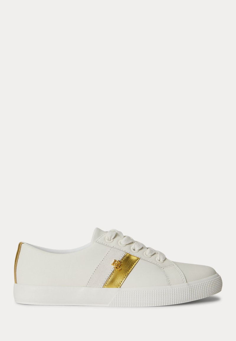 Sneaker bianca low-top con lacci bianchi, dettaglio di una striscia dorata sul lato e suola in gomma bianca testurizzata.