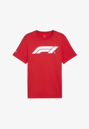 Czerwona koszulka bawełniana z dużym białym logo Formuły 1 z przodu oraz małym białym logo Pumy na lewym rękawie.