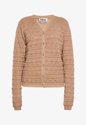 Beżowy kardigan z teksturowanym wzorem, dekoltem w kształcie litery V, z zapięciem na guziki i ściągaczami na mankietach. Ma dekoracyjne guziki oraz otwarty splot.