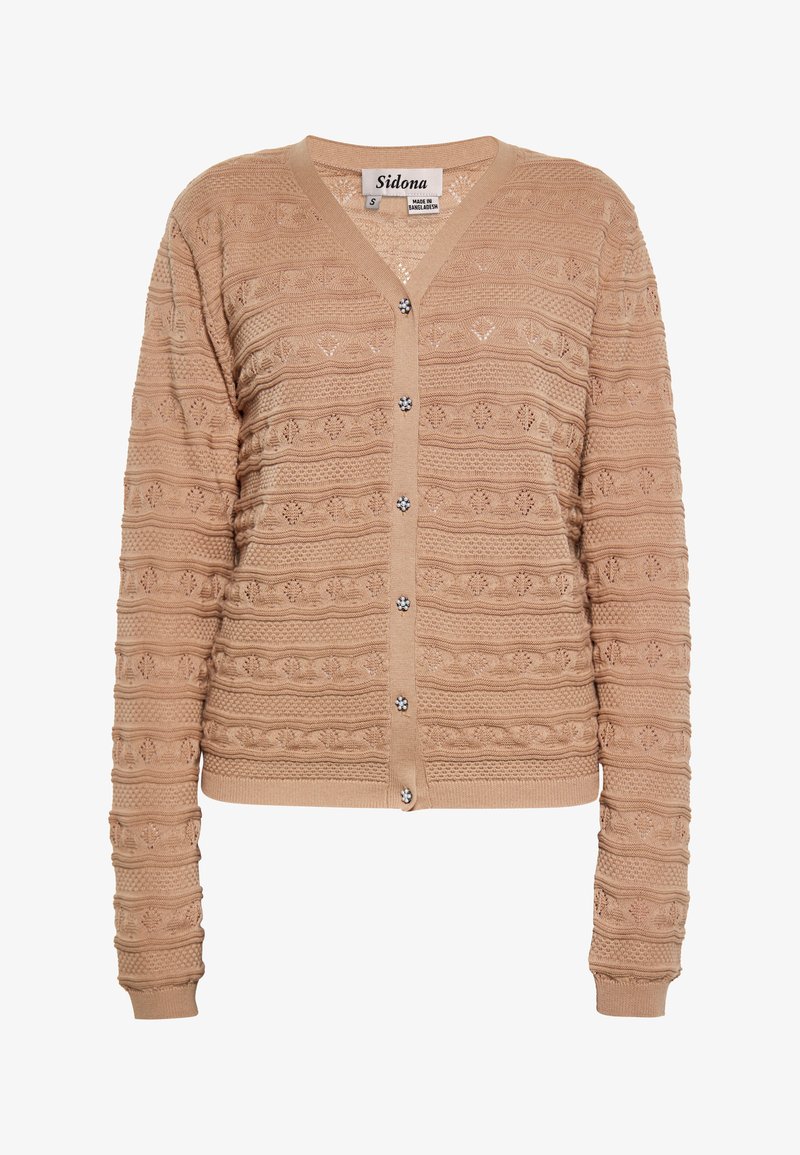 Beige kardigán textúrált mintával, V-nyakkivágással, gombos elülső résszel és bordázott mandzsettákkal. Díszgombokkal és nyitott kötésmintával rendelkezik.