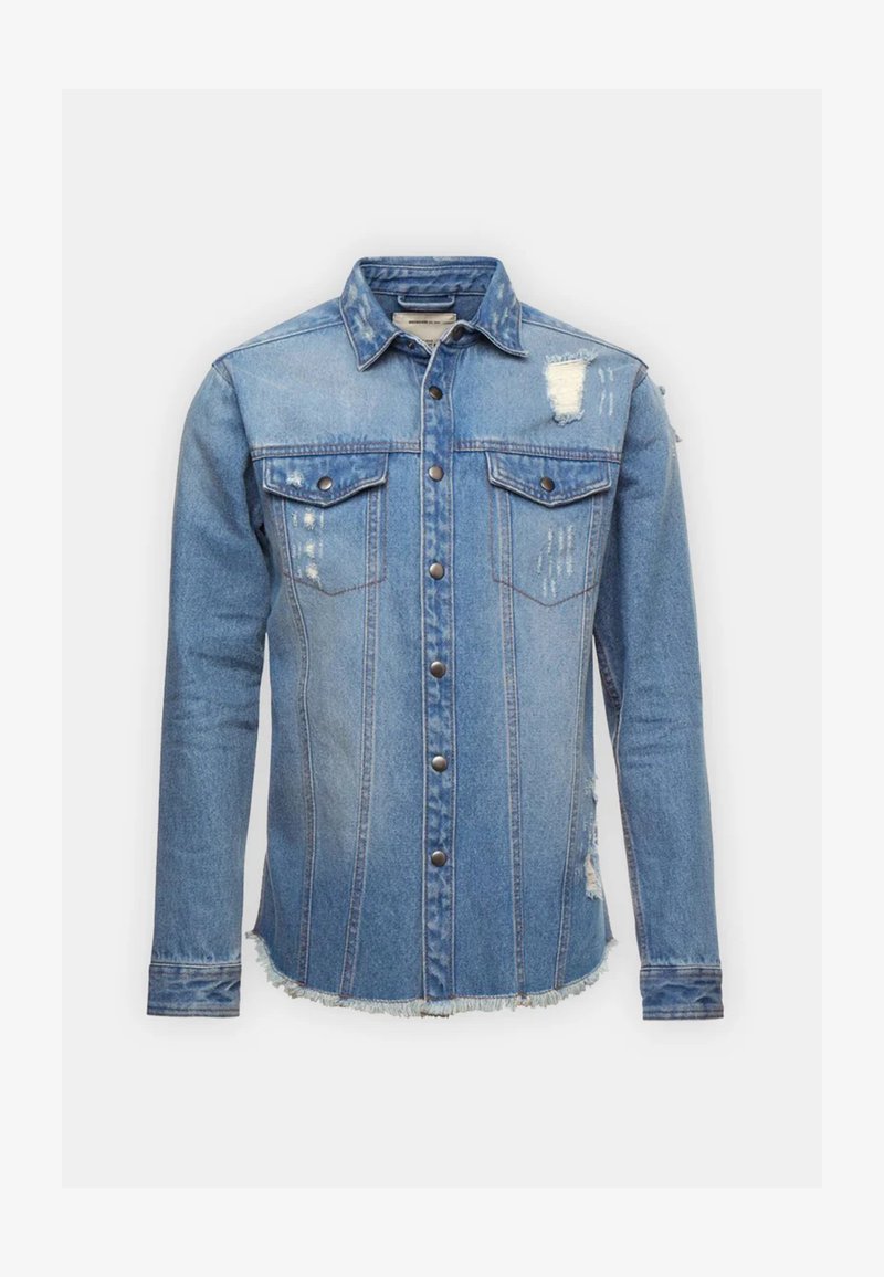 Hellblaue Jeansjacke mit Knopfriegelverschluss, zwei Brusttaschen, destruierten Akzenten und fransigen Saumdetails.