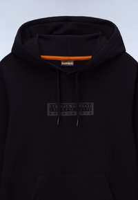 Sort hættetrøje med frontlomme, sorte snore og et diskret præget logo med teksten "Napapijri geographic" på brystet.