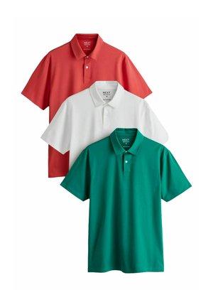 Drei mittelgroße Poloshirts in Rot, Weiß und Grün, gestapelt in versetzter Anordnung.