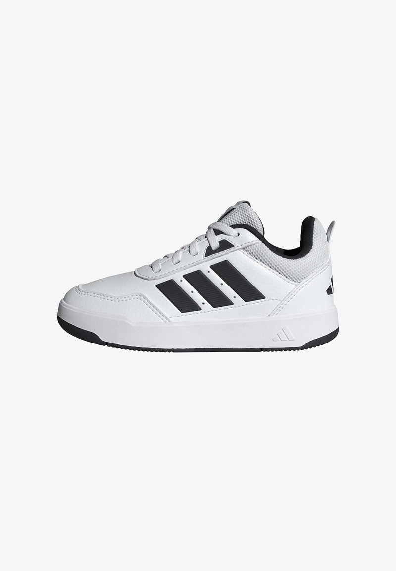 Biela tenisková obuv Adidas s čiernymi pruhmi, polstrovaným členkovým golierom, šnurovaním vpredu a textúrovanou čierno-bielou podrážkou, zobrazená z boku.