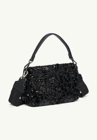 Czarna torebka z cekinami, prostokątny kształt, skórzany pasek, płaskie boki, błyszcząca tekstura, odpinany pasek na ramię z regulowaną długością i akcentami ze stali.