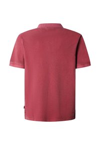 Polo rojo de manga corta, confeccionado en tela suave, con cuello clásico y discretos detalles en el dobladillo lateral. Sin estampados ni gráficos.